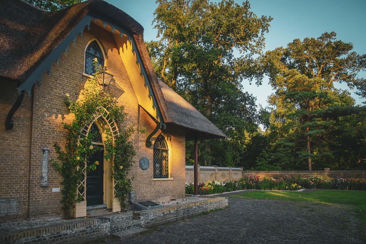 Het Zwitsers Speelhuis omgeven door dahlia's blijft een mooi gezicht! Tot oktober kun je nog genieten van zo'n 150 verschillende soorten dahlia's op ons landgoed.