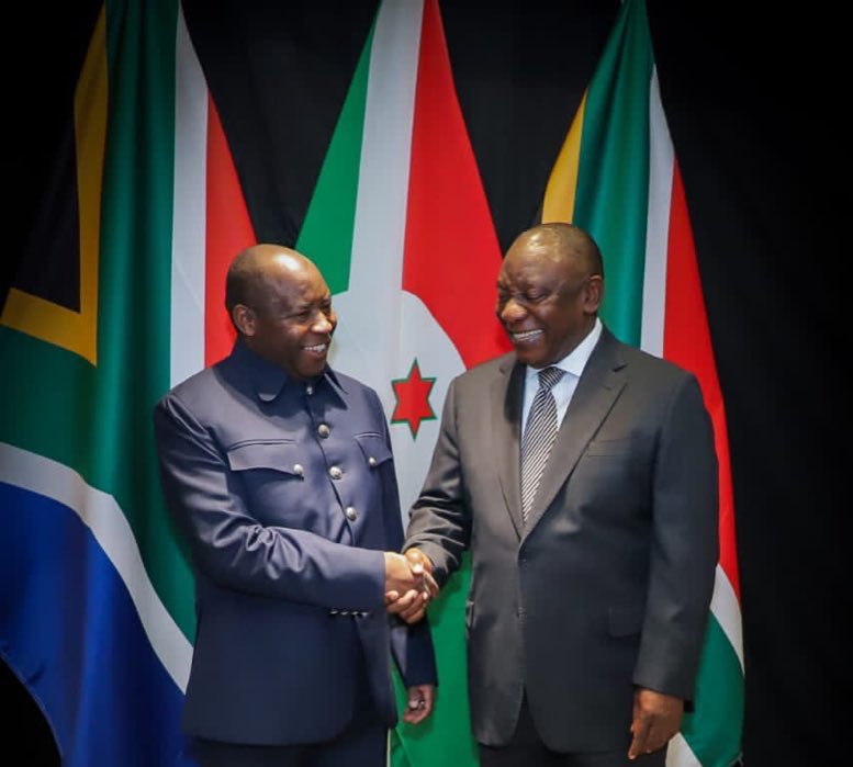 NtareHouse's tweet photo. Au dernier jour de sa visite de travail, le Chef de l’Etat S.E Evariste #Ndayishimiye vient de s’entretenir avec son Homologue de l’Afrique du Sud @CyrilRamaphosa. Leurs échanges ont porté sur les voies et moyens de renforcer les relations fraternelles entre leurs deux pays. https://t.co/tZUmsNMtq8