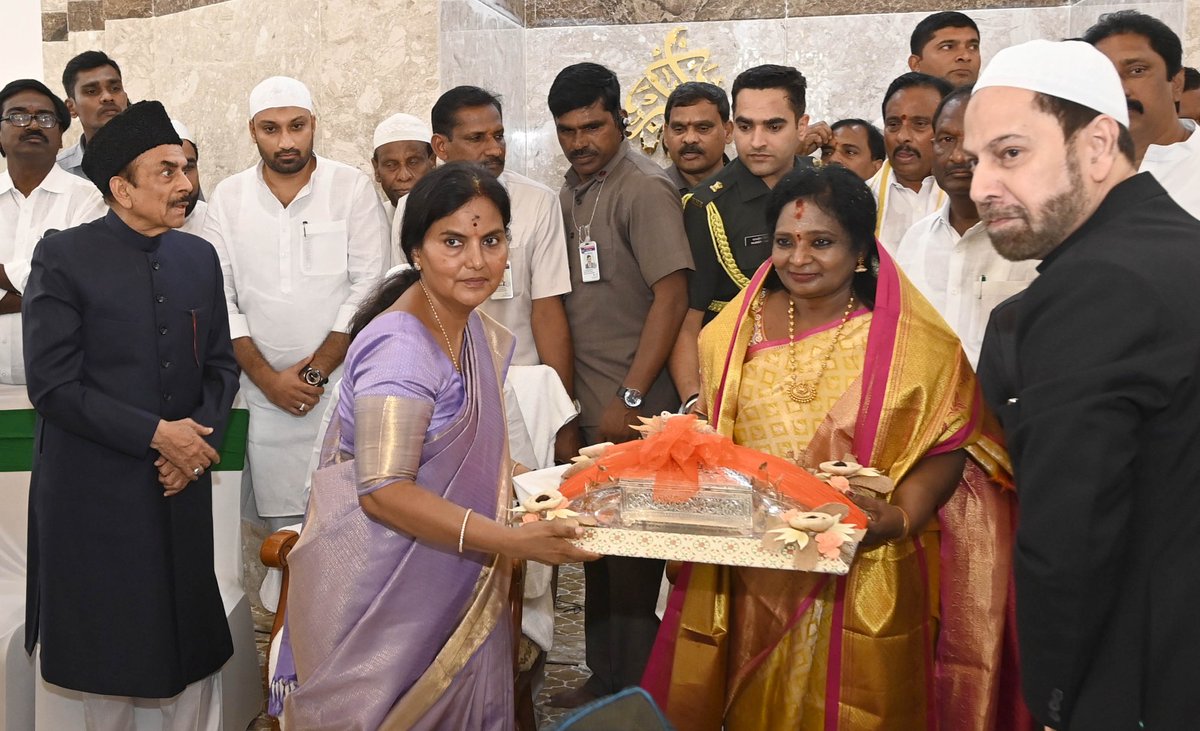 TelanganaCMO's tweet photo. Hon'ble CM Sri K. Chandrashekar Rao along with Hon'ble Governor @DrTamilisaiGuv inaugurated the newly constructed Mosque in the premises of Dr. B.R. Ambedkar Telangana State Secretariat today.

Ministers, MPs, MLCs, MLAs, @TelanganaCS Smt. Santhi Kumari, Secretariat employees and others were present at the Ceremony.