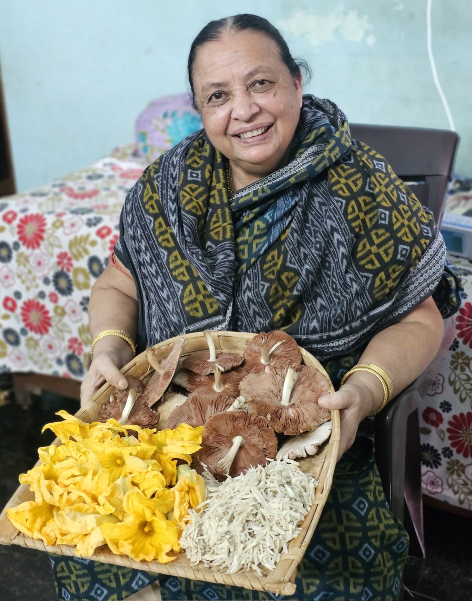 jitendra_films's tweet photo. My Mother's style of welcoming me with ଦେଶୀ ଛତି(Local Mushroom) କରଡ଼ି(Bamboo shoot) ମାଖନଫୂଲ(Pumpkin flower) for an extraordinary delicacy of my state 😍 I don't find it anywhere in the world but only at my #home #Odisha #monsoonrecipe
@TheVikasKhanna 👆 https://t.co/7IPgSpzZDc