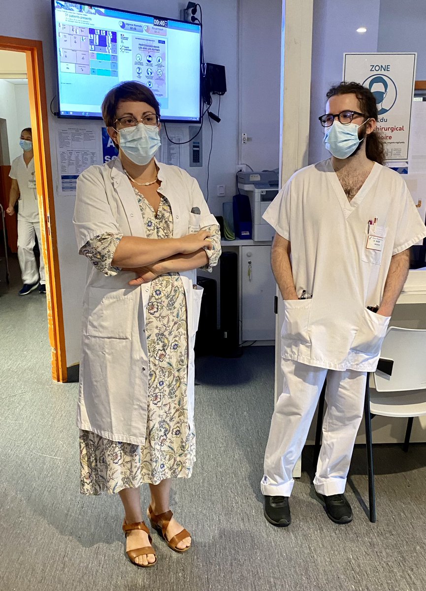 ARS_NA_DD33's tweet photo. #urgences 📣 L’ARS-NA, la préfecture, le maire de Libourne sont venus « tirer leur chapeau » 🏆à l’équipe des urgences 🚑du CH de Libourne ! 
De la fatigue au sortir de l’été… mais que d’engagement et de professionnalisme, le patient au 🩵 des préoccupations. 
#arsna #ete23 https://t.co/8vfq0qt2eR