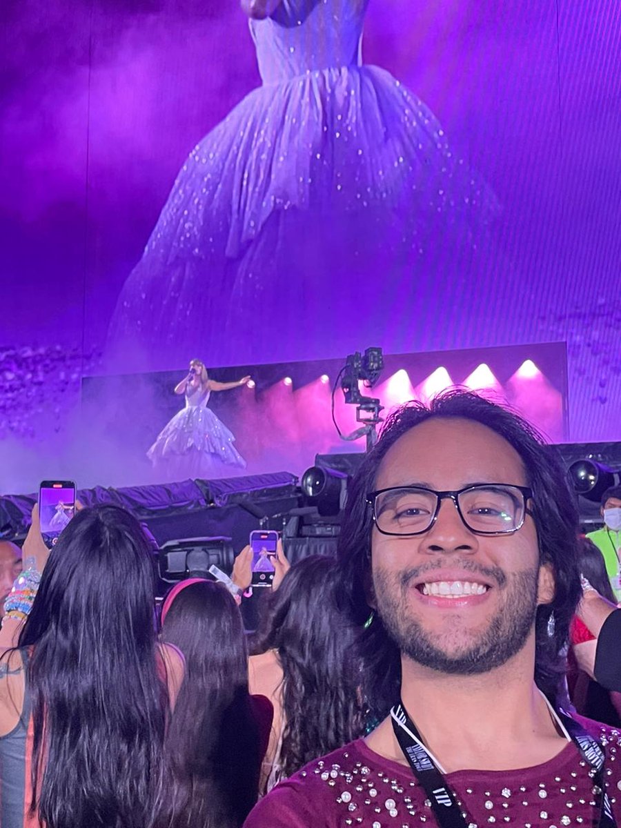 RodrigoMoraL01's tweet photo. Momentos en los que Tay me vio y me saludó 🥹🥹
Fue una gran noche. El Ro de 12 años no se lo creería 😭😭😭
Lo logramos
#TheErasTour #TaylorSwift @taylornation13 @taylorswift13 #ForoSol https://t.co/gLAOhviUHU