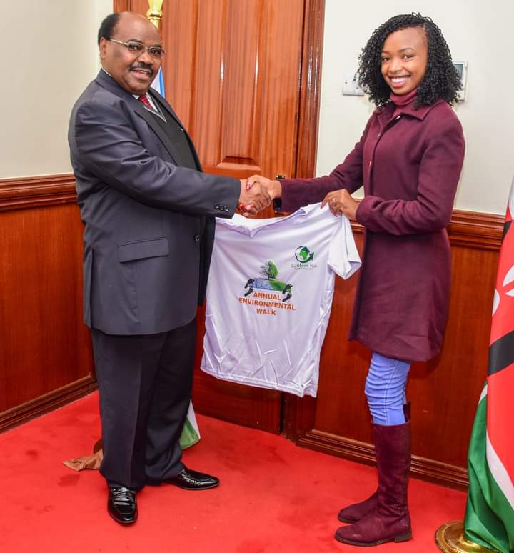 GreenHub97093's tweet photo. In support of our GO Green Hub walk, Nyeri Deputy Governor H.E Kinaniri Waroe supported us with branding for our school clubs.   This will go a long way in educating the young generation on the importance of conserving the environment

#WalkForMotherNature
#WalkForTheFuture https://t.co/fRyXMEWoso