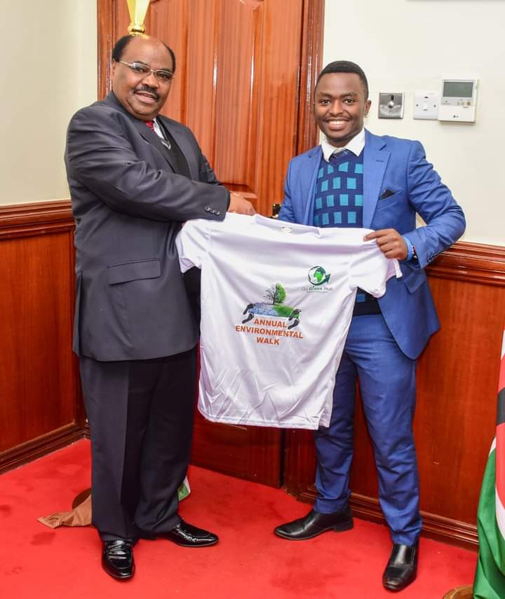 GreenHub97093's tweet photo. In support of our GO Green Hub walk, Nyeri Deputy Governor H.E Kinaniri Waroe supported us with branding for our school clubs.   This will go a long way in educating the young generation on the importance of conserving the environment

#WalkForMotherNature
#WalkForTheFuture https://t.co/fRyXMEWoso