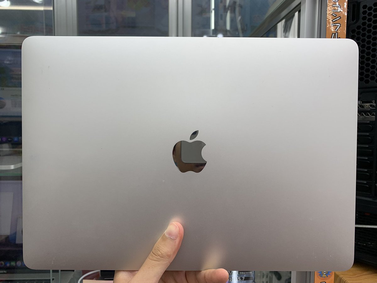 PCcomfullAKB4's tweet image. 新入りMacBook②
13インチのPro 2019！処理性能バツグンの第8世代i7！！
コンパクトなので、持ち出しでのヘビーな作業にもバッチリ対応👌最低限の作業+αで、なんて方はこれで！！！
フォトショやイラレあたりもちゃんと動いてくれます👍

展示品限り！
#Apple #MacBookPro2019