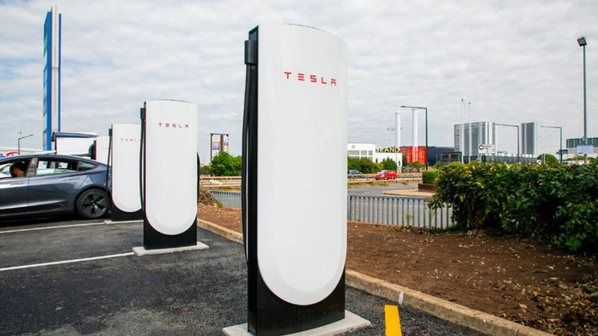 AutoExpress's tweet photo. Tesla has revealed its new V4 charger, and it can be used by anyone…>> https://t.co/8q8qbhj3us https://t.co/gZjks0emRz