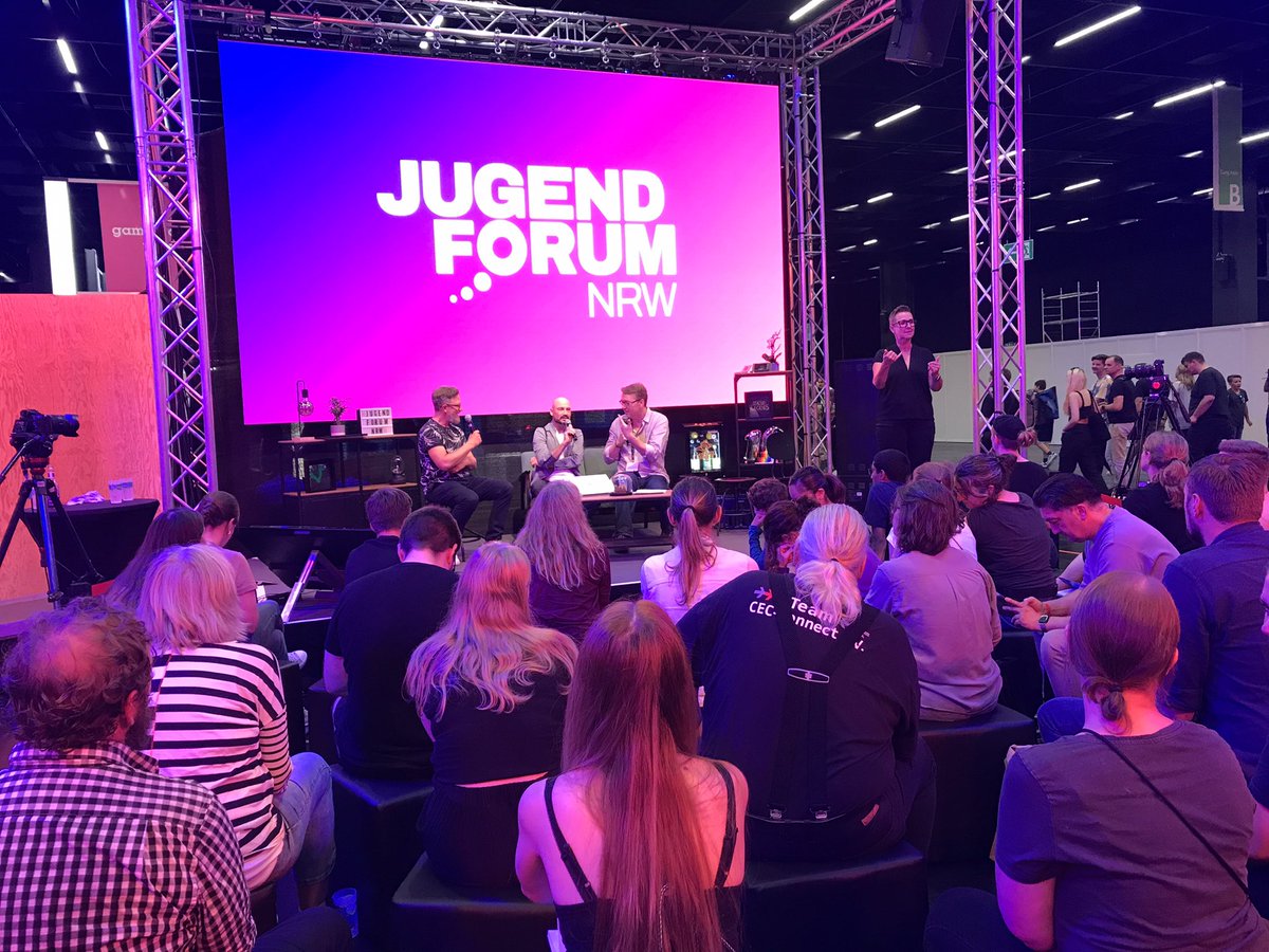 Volles Haus bei unserer Fachfortbildung Games im Fokus der Jugendhilfe. Aktuell diskutieren Uwe Engelhard (Ständiger Vertreter der Obersten Landesjugendbehörden bei der <a href="/USK_de/">USK</a>), Matthias Felling (<a href="/ajs_nrw/">AJS NRW</a>) und Daniel Heinz auf der Bühne vom <a href="/jugendforum_nrw/">Jugendforum NRW</a> auf der <a href="/gamescom/">gamescom</a>