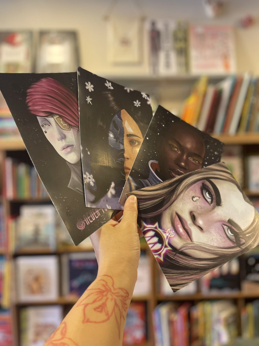 albablancoboga's tweet photo. Tengo preparados unos regalitos para las primeras personas en reclamar su insignia de guardián en nuestro punto de encuentro para guardianes de @destinygamees en el LérezUp! La colección completa de mis retratos de las mujeres de D2…va tocando hacer a Amanda! https://t.co/5t3r8jHvmm