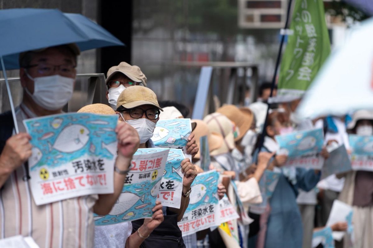Protestano gli abitanti del Giappone, le associazioni ambientaliste e i Paesi circostanti, ma secondo l'#AIEA l'impatto delle acque di scarto di #Fukushima nel Pacifico sarà trascurabile: @CasolinoMarco ora in onda qui raiplaysound.it/radio3