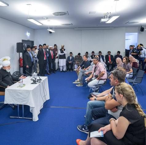PresseAhmadiyya's tweet photo. „Jalsa Salana“ - mit über 50 TSD Teilnehmerinnen &amp; Teilnehmern stellt die #JalsaSalana der @AhmadiyyaDE die größte Jahresversammlung von Muslimen in Europa dar. 3 Tage an denen sich Muslime treffen um ein starkes Zeichen des Friedens zu setzen.
#JalsaSalana2023 https://t.co/pKqdB2E7NQ