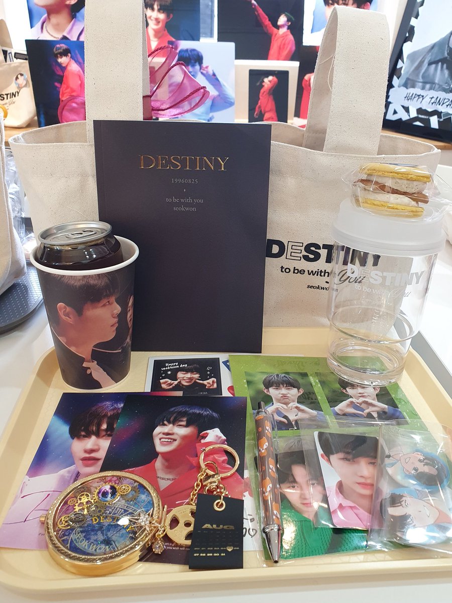 itschuuyou's tweet photo. 𝑯𝑨𝑷𝑷𝒀 𝑺𝑬𝑶𝑲𝑾𝑶𝑵 𝑫𝑨𝒀

카페의 모든 공간이 다 애정과 정성으로 가득가득💛
특전들 보고 너무 예뻐서 열때마다 소리지른건 안비밀이에요🤭

석원이형 생일 넘넘 축하해요☺️
앞으로의 여정에도 빛나는 일들이 가득하기를

#석원_운명같은_아이
#seokwon_destiny_to_be_with_you https://t.co/fbxCILPJ9r