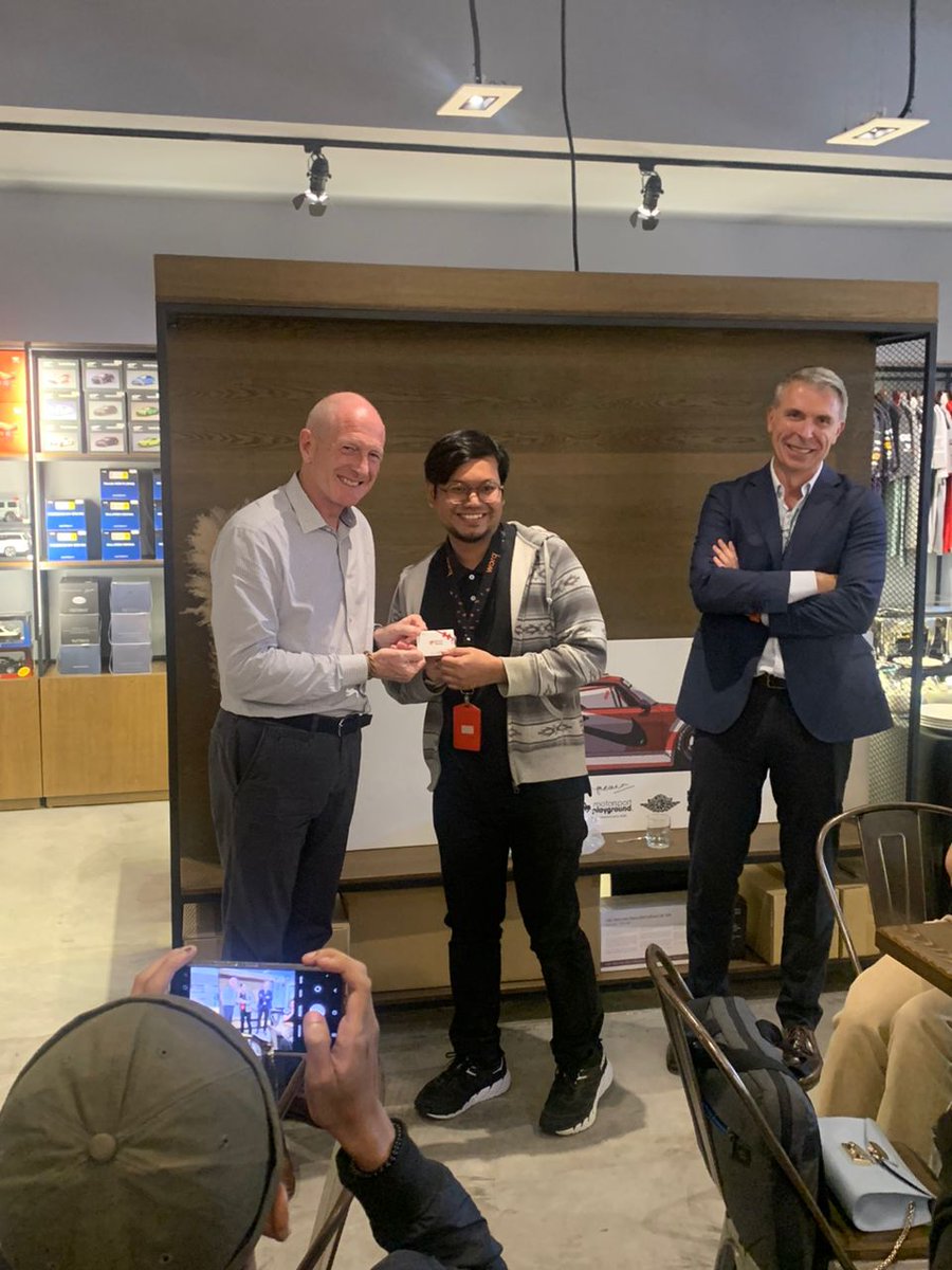 Alhamdulilah ada rezeki dapat performance award ✌🏻

Awal² masuk risau jugak tak perform. Tapi aku ckp dlm kepala, kau dah masuk, kau yg sign, once you're in, the only thing left is doing the best damn job.

Now, honestly I can dedicate my performance to these 5 things:-