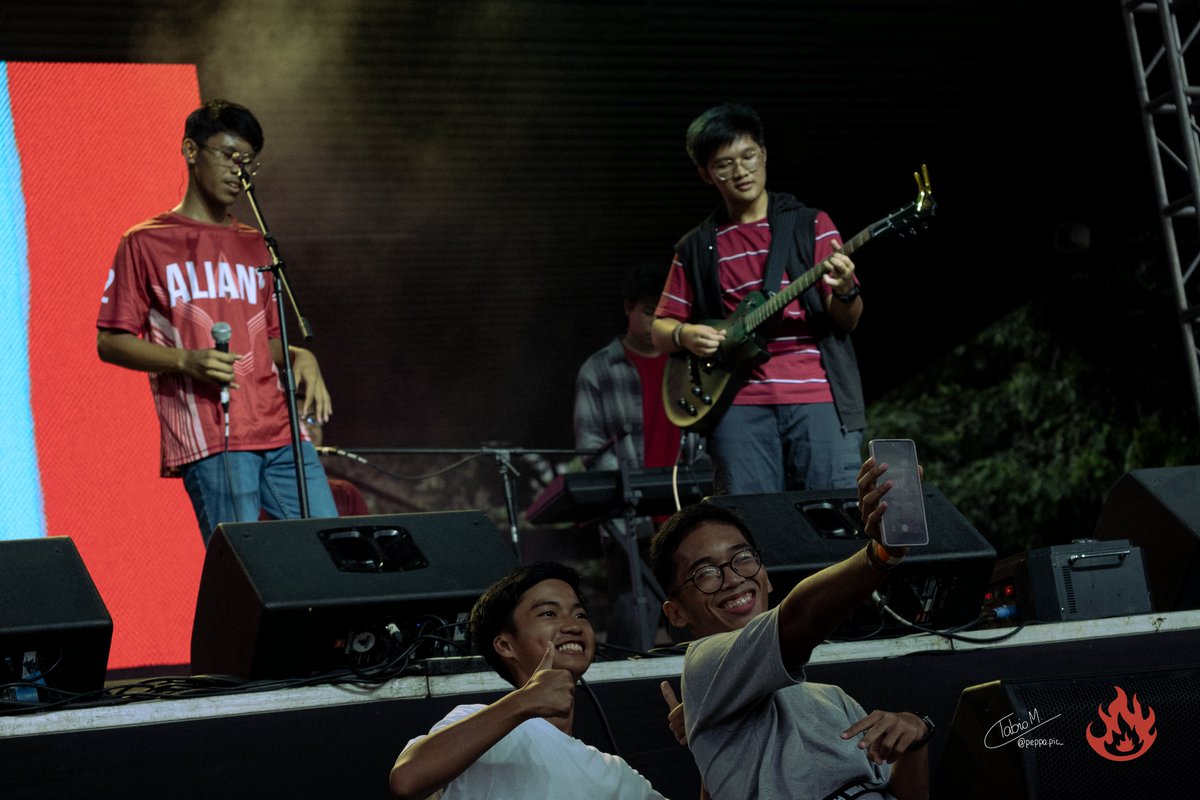 AngLagablab's tweet photo. Sinimulan ng The Throwers (Jude Gonzales, Johan Russell, Jarvey London, Enzo Pamaos, Ramon Rillera) ang pagliyab ng bagong simula. Nagsilbing tips sa mga freshie ang pagtugtog ng Estranghero ng Cup of Joe, Photograph ni Ed Sheeran, at Ligaya ng Eraserheads. 

#YUGTO2023 #ALABYou https://t.co/mSkOUaTCrs
