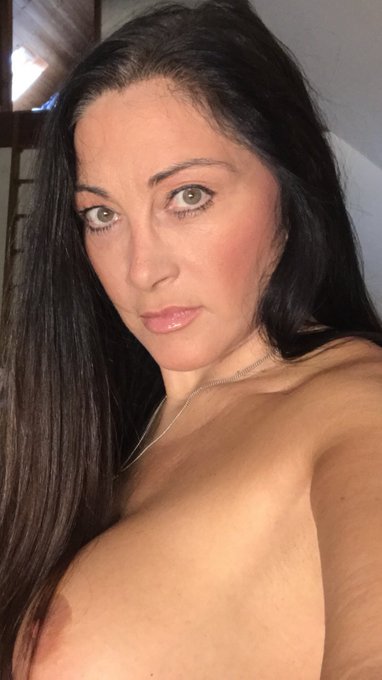 Wishing you all a great bank holiday weekend. All take care of yourselves 😘😘😘 https://t.co/RoHQbQrzg