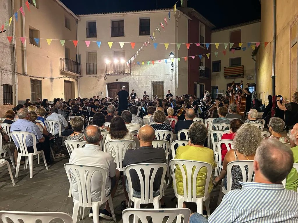 RubenPicoES's tweet photo. LLENO HASTA LA BANDERA‼️Anoche disfrutamos  nuevamente en @confrideslabdet de un extraordinario concierto pre-fiestas a cargo de la Orquesta Sinfónica de Villena 🎶  financiado 100% por @dipuAlicante

#Confrides #LAbdet #ConfridesLAbdet #VisitConfridesLAbdet https://t.co/CD0VTSaglG