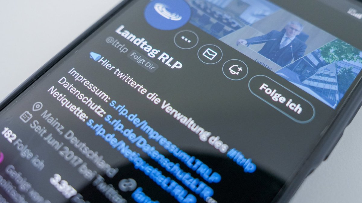 ltrlp's tweet image. „Hier twitterte die Verwaltung des #ltrlp“. 

Nicht erst seit Twitter “X“ heißt, sind Relevanz &amp;amp; die Reichweite des Netzwerks zurückgegangen. 

X ist zudem technisch keine zuverlässige Plattform mehr. 

Der #ltrlp stellt - nicht nur deshalb - seine Kommunikation auf X ein. 🧵1/4