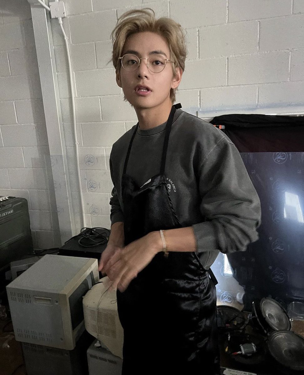 แทฮยอง โคตรหล่อสากลอ่ะ ไม่เหมือนคนเอเชียเลย หล่อมาก น่ารักมาก หน้าสวยหวานอีกต่างหาก ยิ่งผมสีนี้เสริมออร่าสุดๆ ฉันรักแทฮยองผมสี 😭