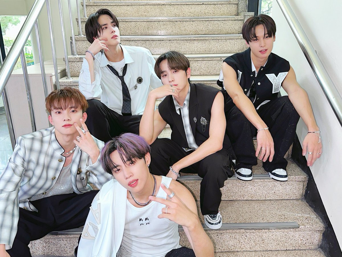 officl_theboyz's tweet photo. [📸] 더보이즈 뮤직뱅크 무대 완료🍒 Oh My God❣️ 감탄사가 저절로 나오는 패션프루트 무대🤩 멤버들과 더비들의 응원 덕분에 더보이즈는 오늘도 행복 가득💞 오늘도 고맙고 사랑해요 더비🥰

#THEBOYZ #더보이즈 #PHANTASY #LIPGLOSS #PassionFruit https://t.co/1Hx3RZWC1T
