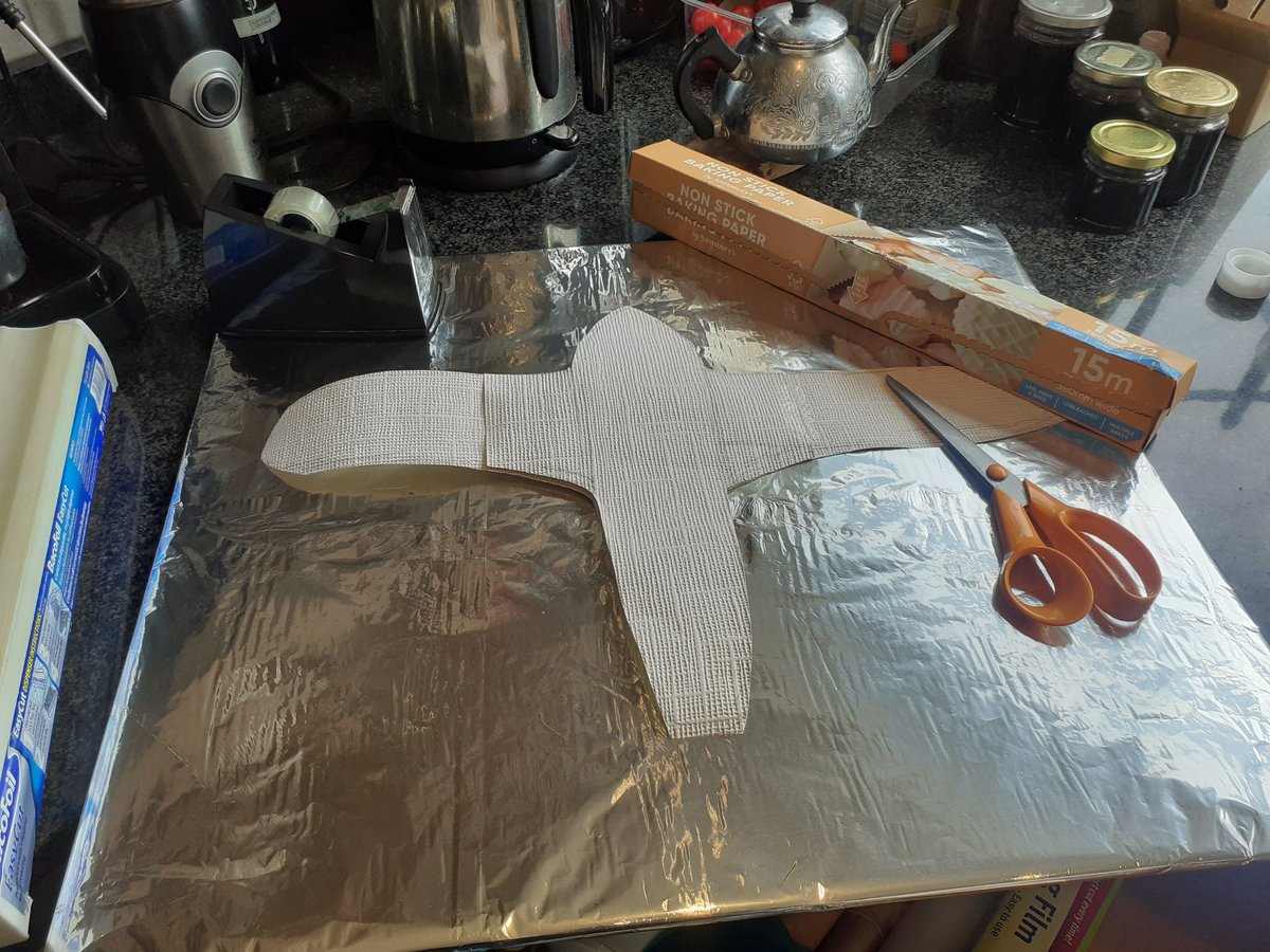 Can someone remind me why I thought it would be a good idea to make an aeroplane cake? This morning started in the shed with saw-your-own cake board 🤦