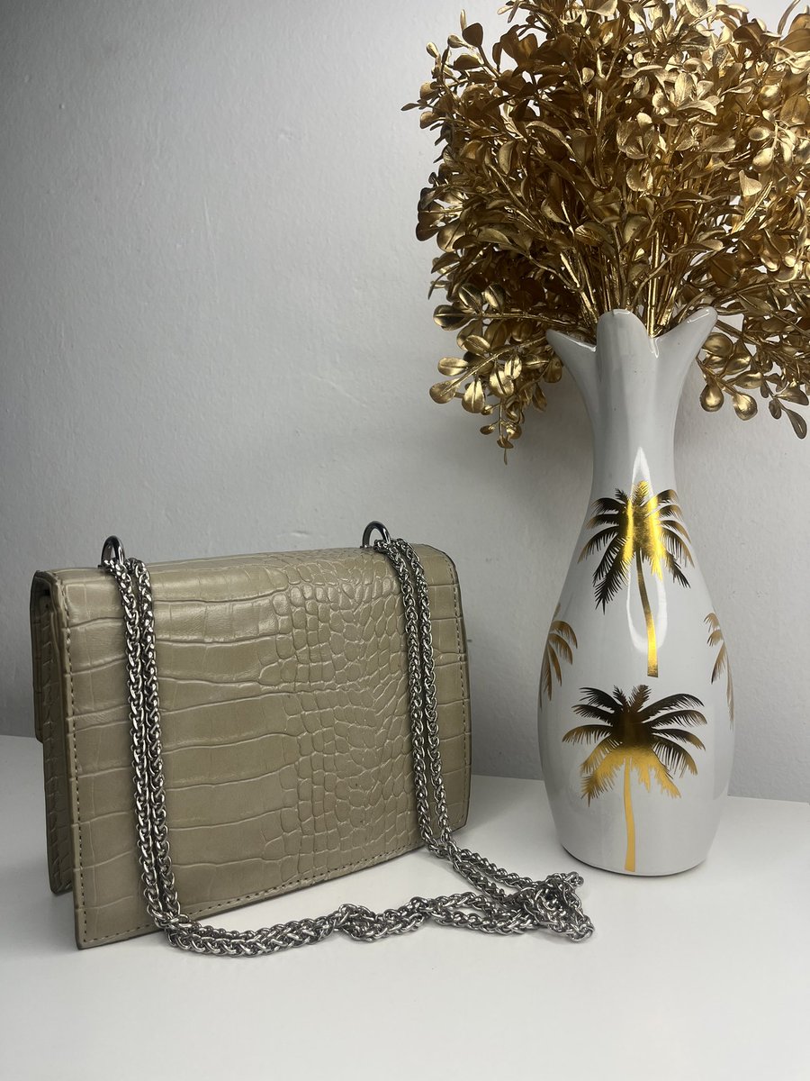 LisaMutambo's tweet image. I have bags for only k130 - k220 🥹check the page for more.💕 instagram.com/her_accessorie…