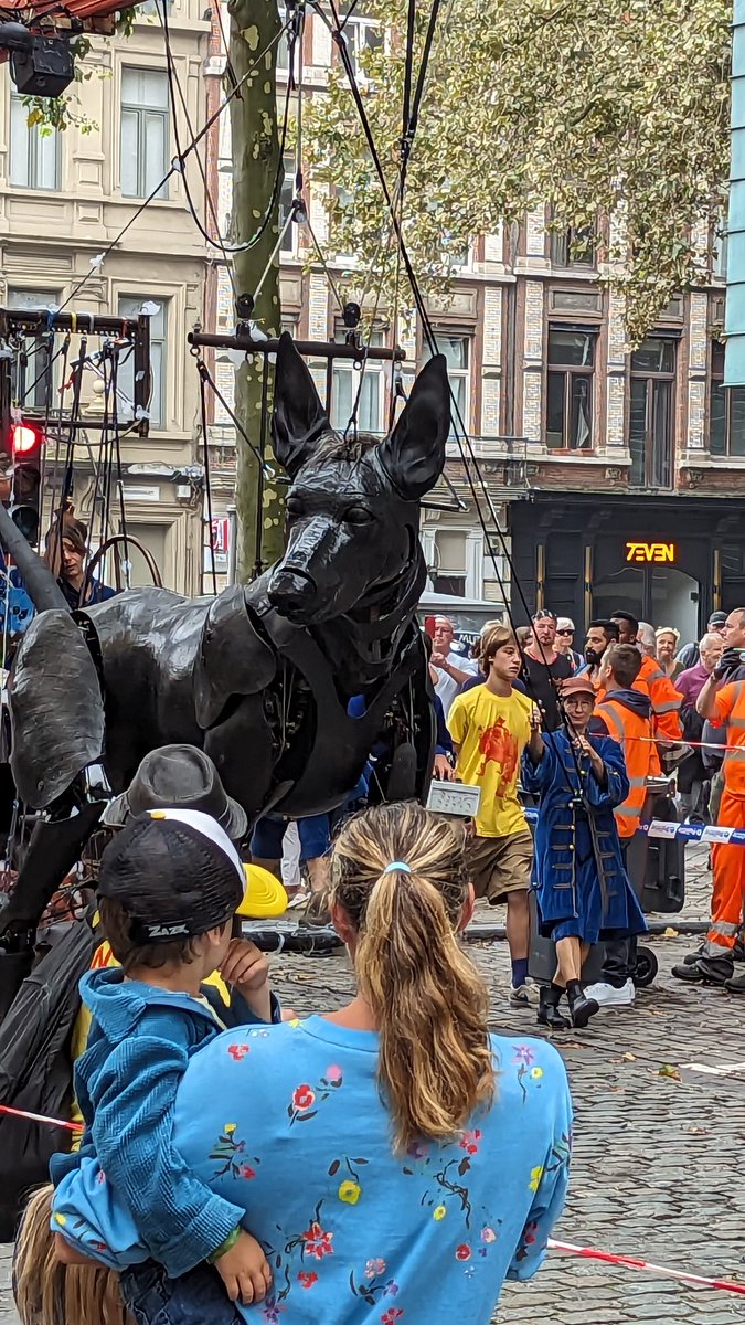 IreneDriehuis's tweet photo. Hoe gaaf is dit..#royaldeluxe #bullmachine #Xolo #dereuzen #Antwerpen https://t.co/7TRgKpmOxM