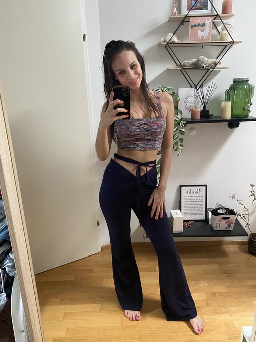 Bis auf weiteres noch krank und am Ausruhen 🥲 w&uuml;nsche euch ein sch&ouml;nes Wochenende 🫶🏻 https://t.co/2n<a href="/tag/onlyfans"class="tags"><span>#onlyfans</span></a>