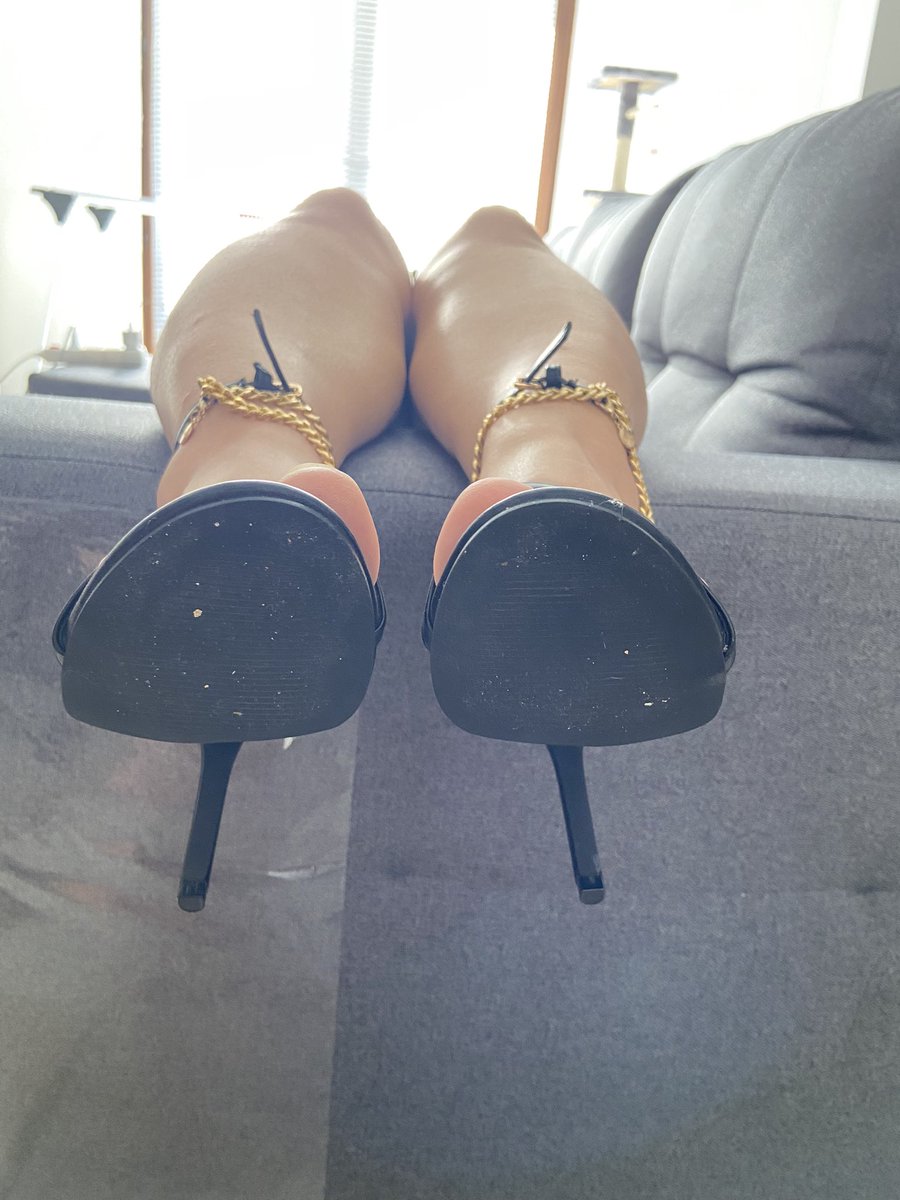 KarolinkaPani's tweet photo. Liżesz? 👅👅👅

#femdom #fetish #feet #dominacja #feet_lover #feetfethish https://t.co/8GF3TBzklX