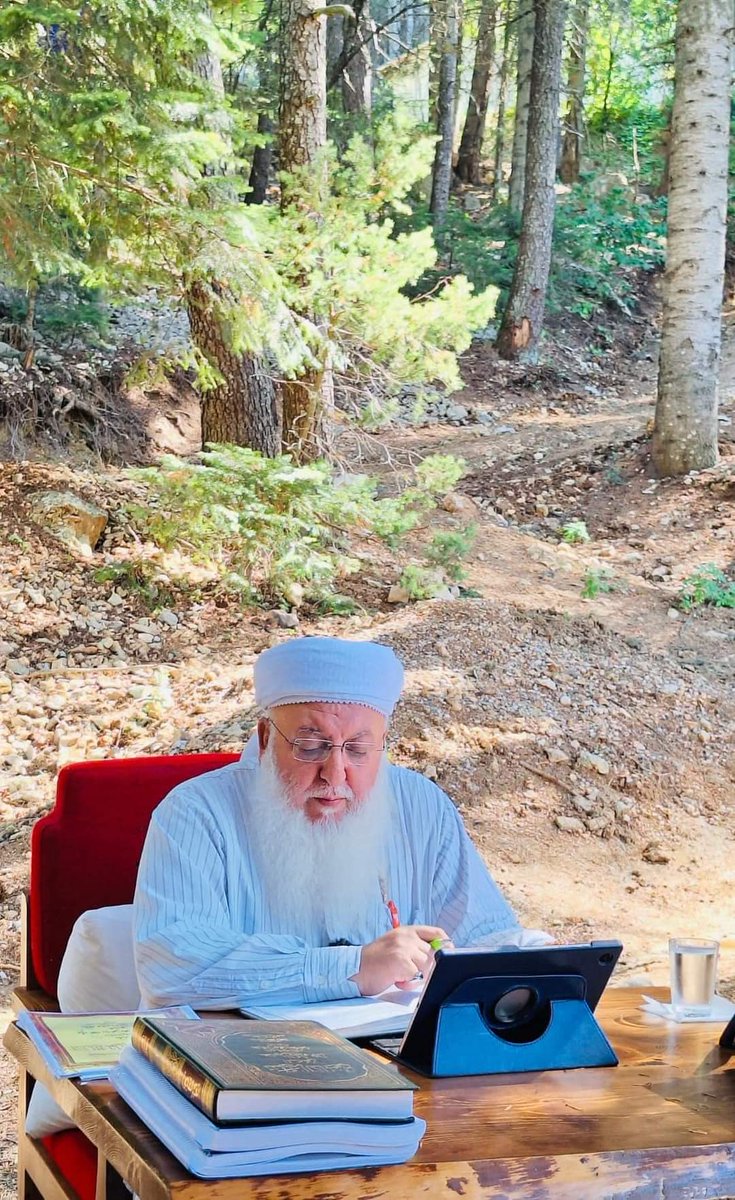 “ Zaman çok daraldı, benim hiç kimseye dünya için ayıracağım zamanım kalmadı. Tanıdıklarım, bildiklerim ve gördüklerim, hepsi beni oyalayıp kandırdı. Ölüm her an, bir an bile beni yalnız bırakmayan baki dost ALLAH’tır.”

🌹Üstad Şeyh Abdullah Taylan Elfaruki k.s.🌹