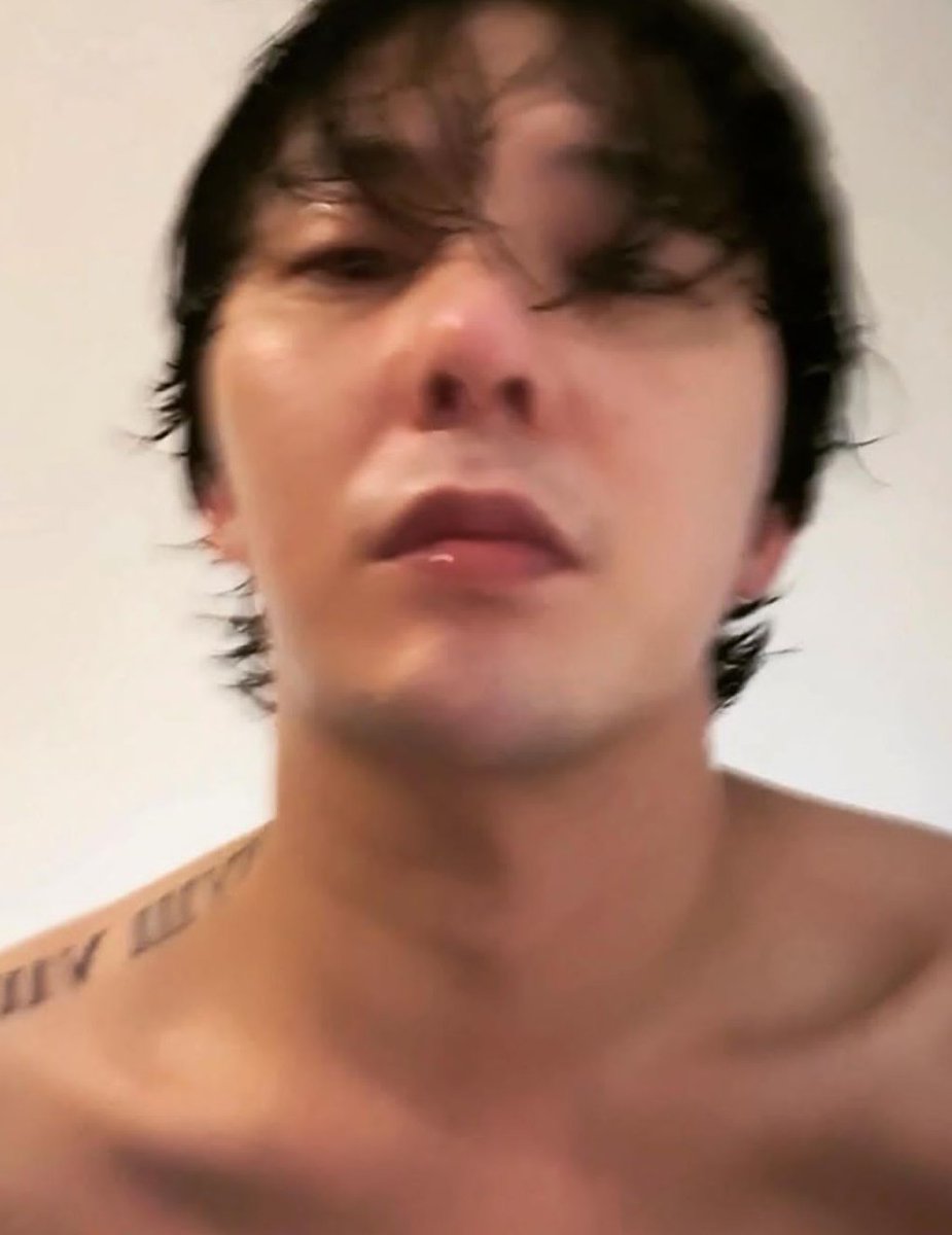daragcn's tweet photo. him

— #GDRAGON @IBGDRGN https://t.co/5BNuuELFZU