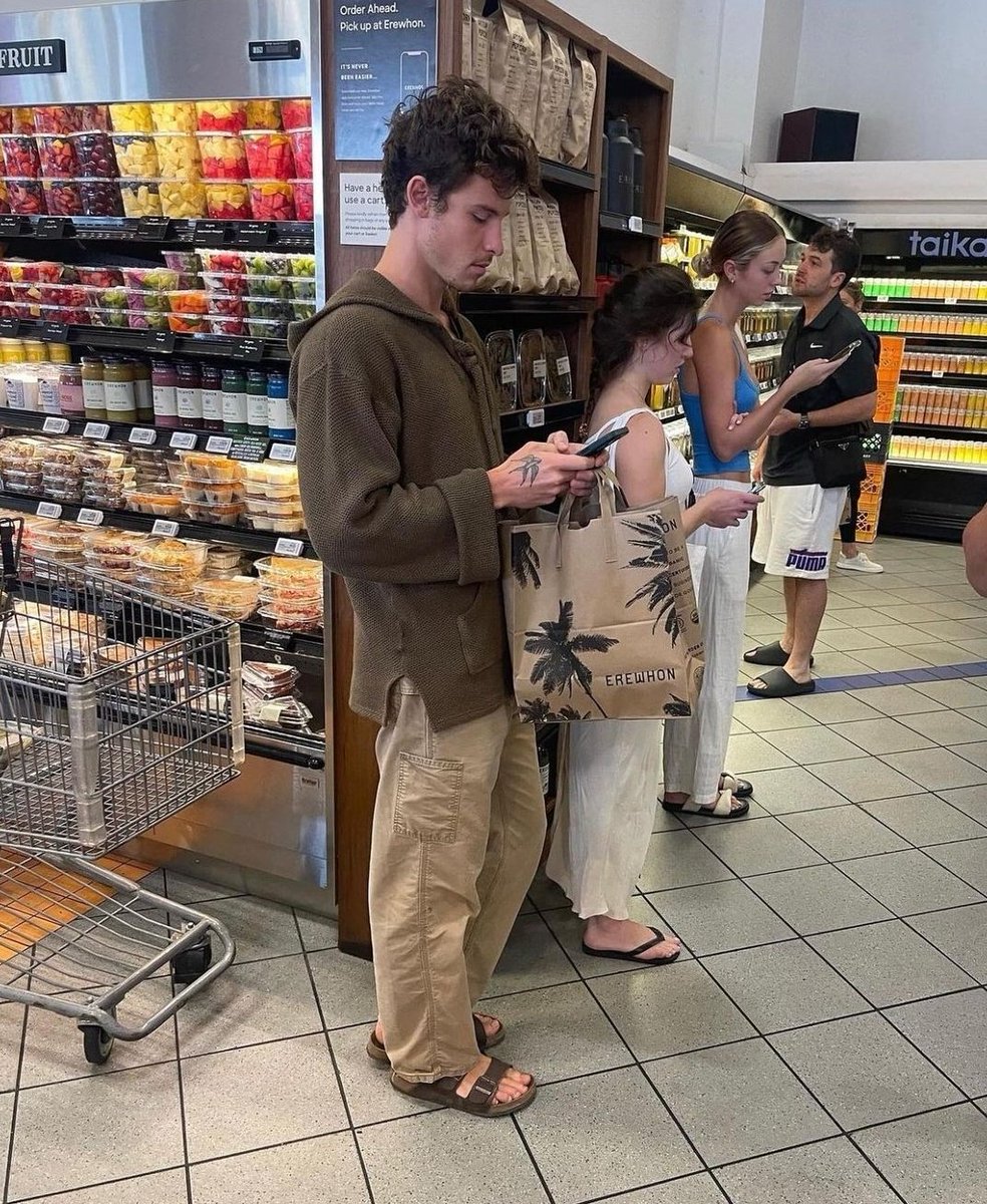 shawnitaupdates's tweet photo. shawn in LA recently!! https://t.co/n5QUDKVRPY