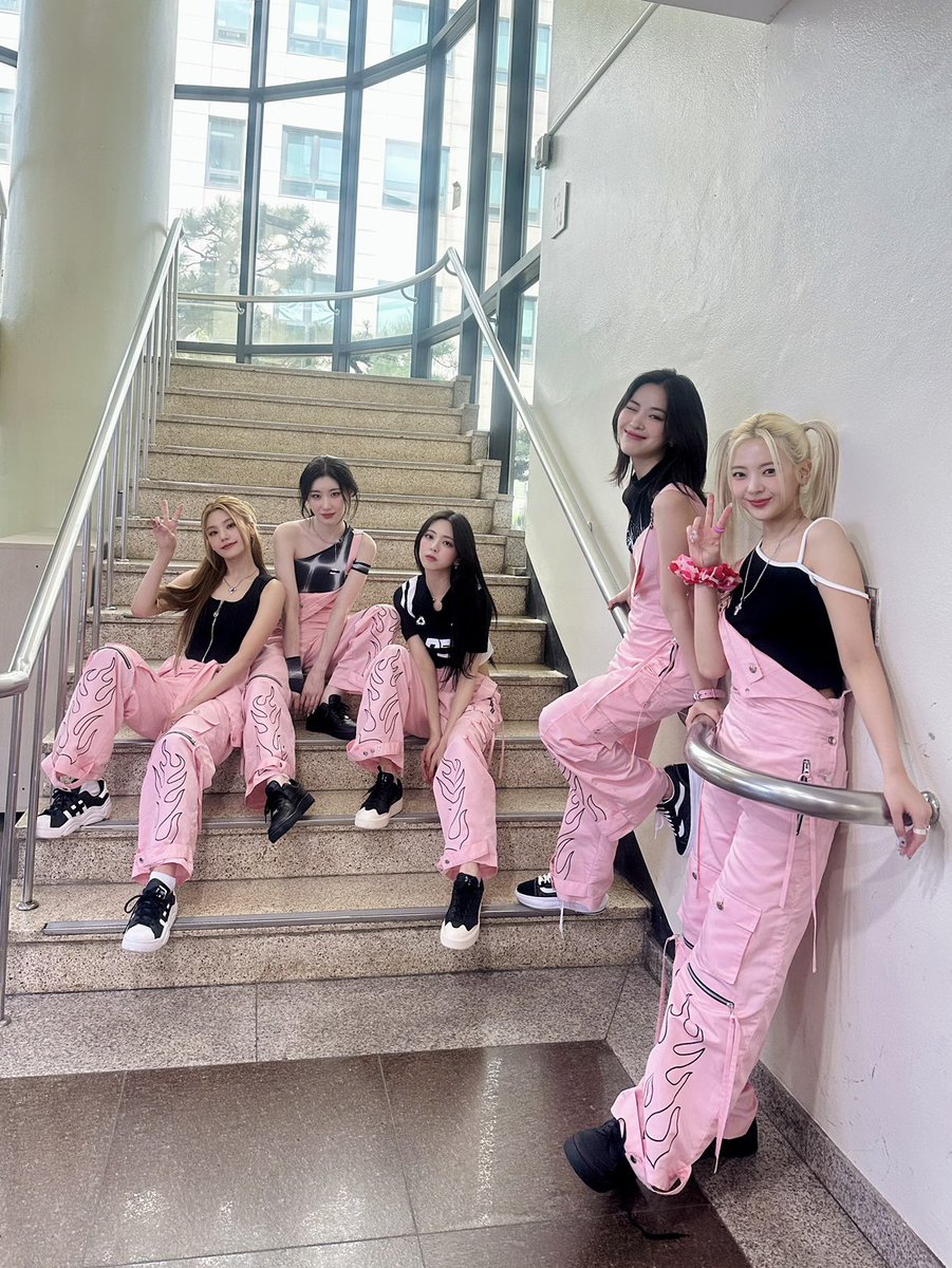 ITZYofficial tweet picture