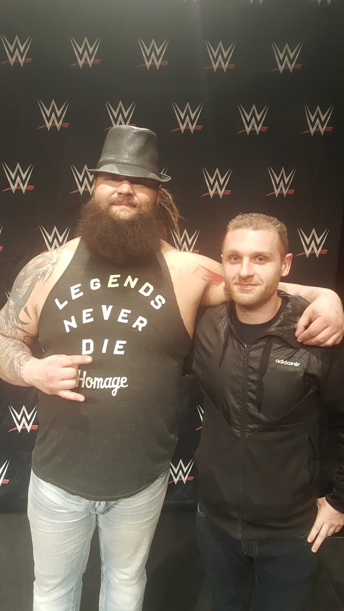 JuCooker's tweet image. Triste nouvelle ce matin, @Windham6  nous a quitté. Je réalise pas ! Très belle rencontre à Lille en 2018.
Gentillesse et bienveillance !  #RIPBrayWyatt