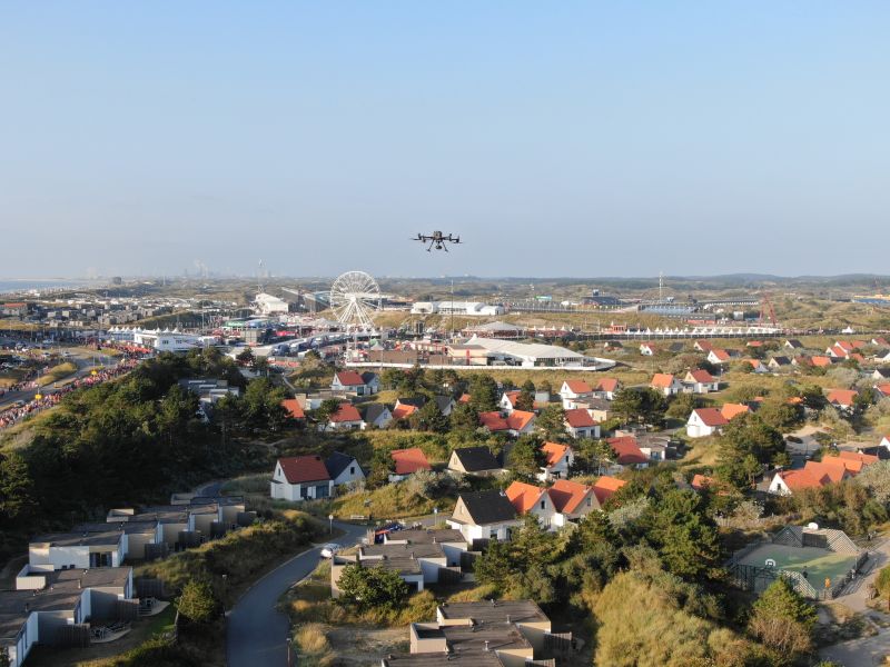 Tijdens de Formula 1 Heineken Dutch Grand Prix in Zandvoort drones de grote stroom toeschouwers vanuit de lucht in de gaten houden? Onze partner Drone Flight Company zet dit weekend slimme drones in voor crowd management. Lees meer: bit.ly/3qF3ONI #gp #dutchgp