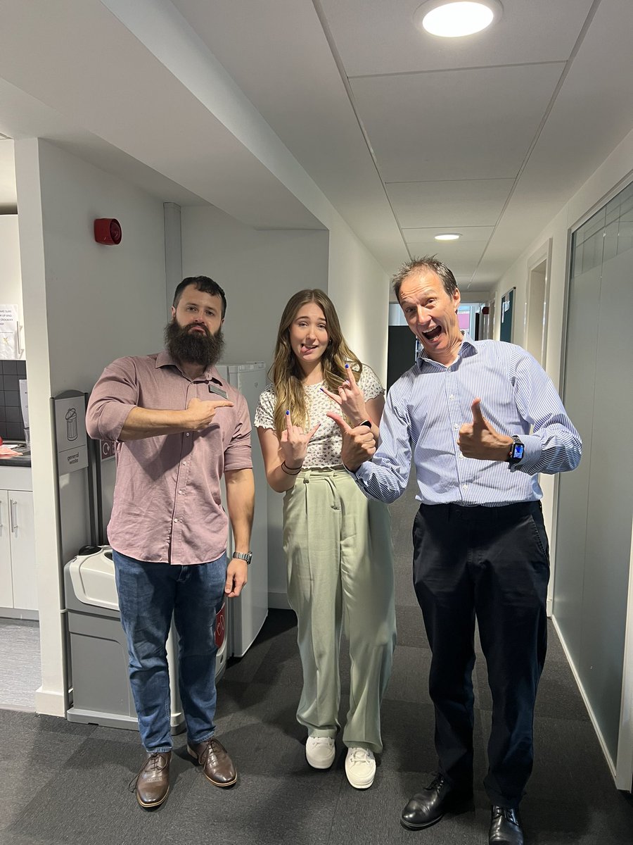 EmilyCVirology's tweet photo. Very pleased to announce that I have successfully defended my PhD thesis at @BLSLancasterUni 🦇🦠
A huge thank you to my examiners @BambiniJunior and @VirologyVet for conducting the Viva and thank you to my supervisor @VirologistMunir

#PhDone https://t.co/UhGJlvJgma