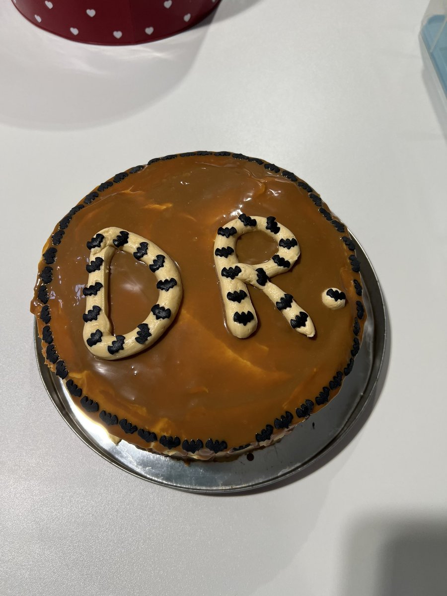 EmilyCVirology's tweet photo. Very pleased to announce that I have successfully defended my PhD thesis at @BLSLancasterUni 🦇🦠
A huge thank you to my examiners @BambiniJunior and @VirologyVet for conducting the Viva and thank you to my supervisor @VirologistMunir

#PhDone https://t.co/UhGJlvJgma