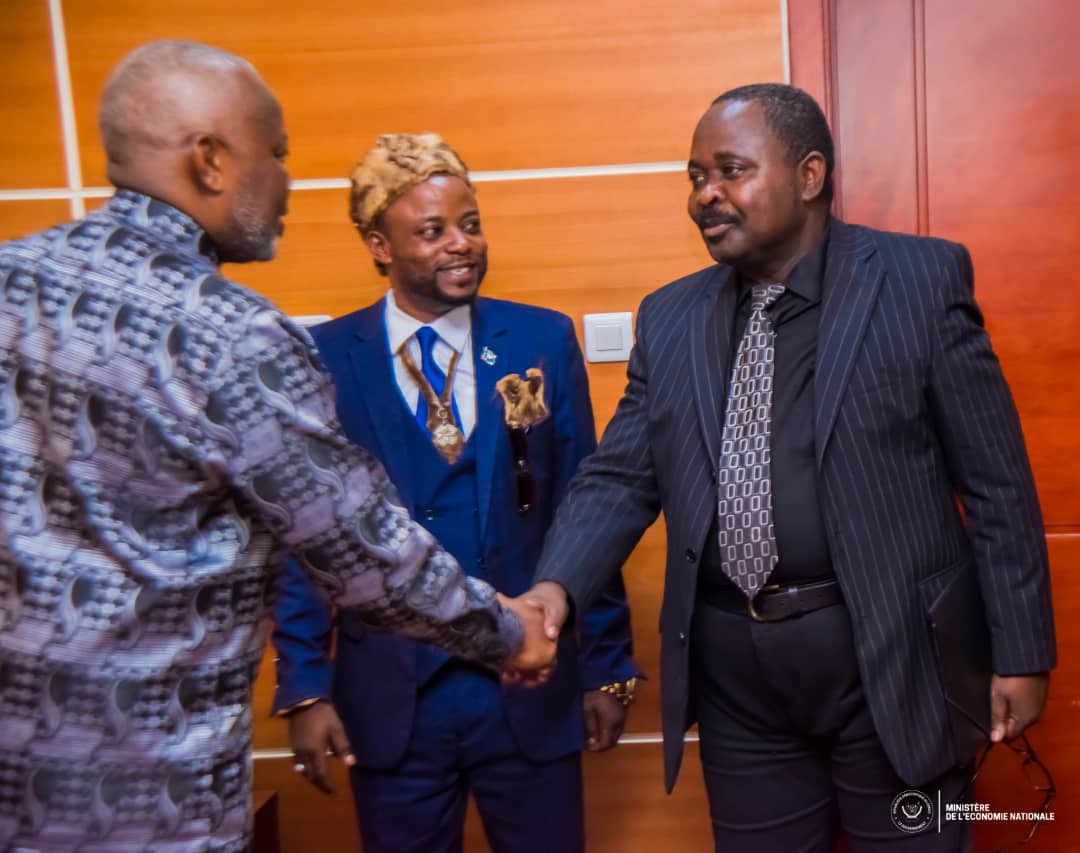 Le nouveau Chef du Secteur de Bakano, dans le Territoire de Walikale, au Nord-Kivu, Le chef Coutumier <a href="/BwamiKtunda/">SELEMANI BWAMI KTUNDA</a>  a été reçu par le VPM de l’<a href="/EconatRDC/">Ministère de l'Économie Nationale, RDC</a> , <a href="/VitalKamerhe1/">Vital Kamerhe</a>, dans son cabinet de travail.Les questions économiques,sociales et humanitaires ont été abordées
<a href="/MichelMoto1/">Michel Moto Muhima</a>