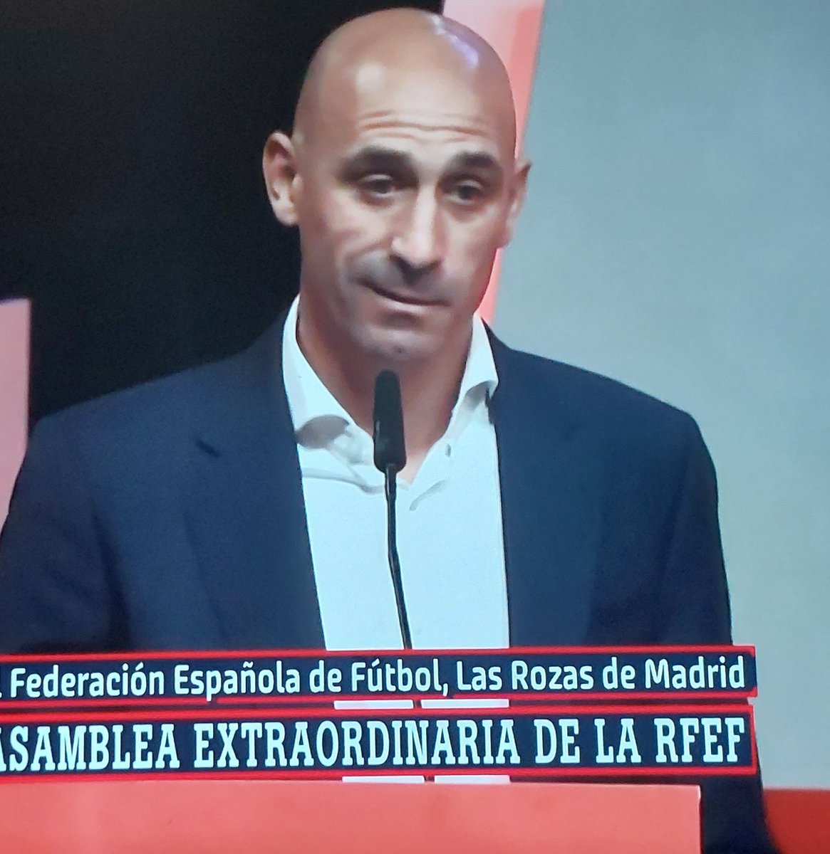 dsegoviaatienza's tweet image. Hasta para irse Rubiales se está comportando como lo que es, un chulo de mierda. Además se dirige a Jorge Vilda para presentarse los dos como víctimas. Que vergüenza más grande.