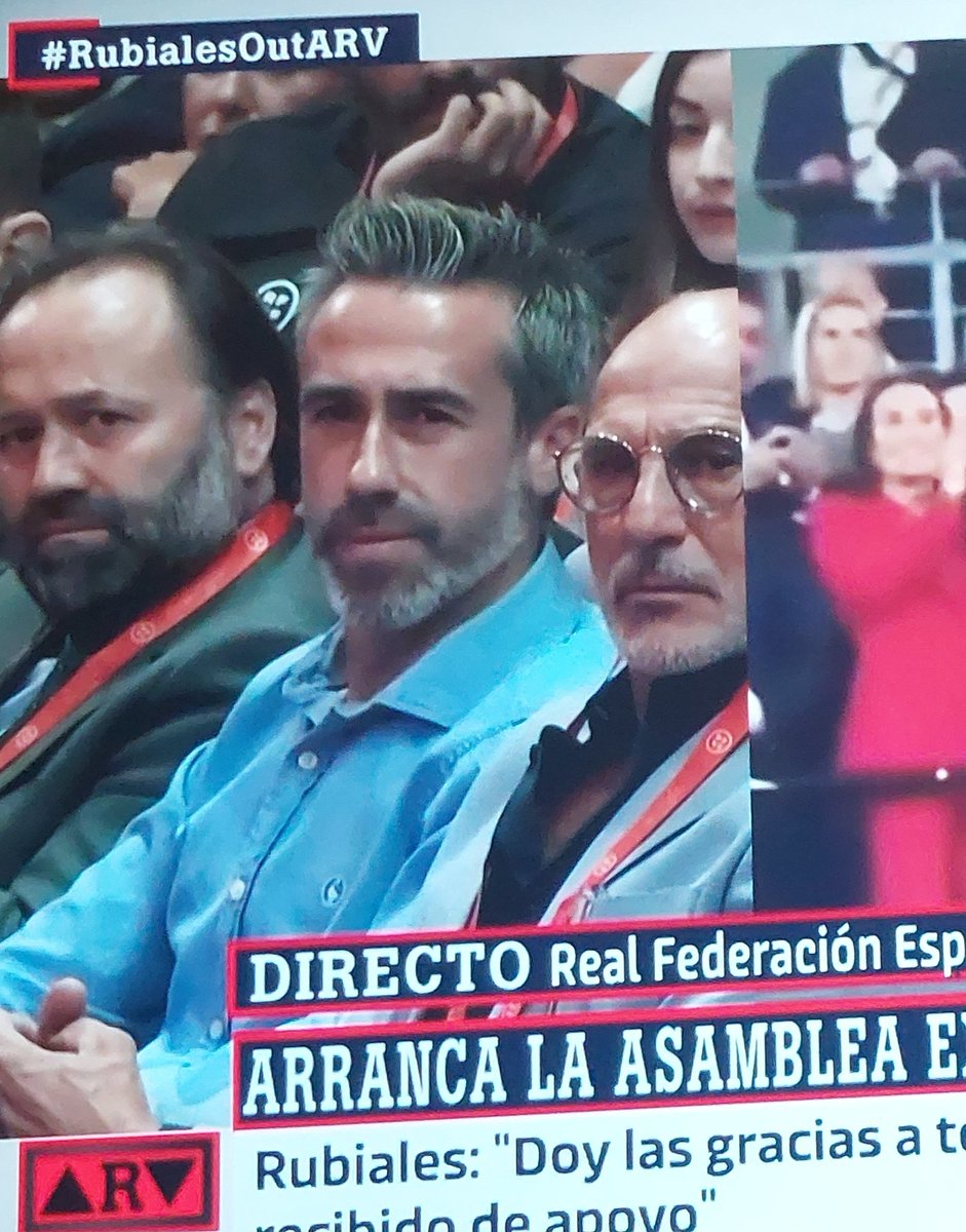 dsegoviaatienza's tweet image. Hasta para irse Rubiales se está comportando como lo que es, un chulo de mierda. Además se dirige a Jorge Vilda para presentarse los dos como víctimas. Que vergüenza más grande.