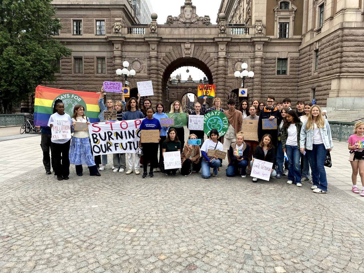 PauletteRahmina's tweet photo. Today we had a strike in Stockholm advocacting for the restoration of Lake Victoria campaign #LetLakeVictoriaBreatheAgain . In solidarity with the communities fighting for the future of the lake against encrouchment , pollution and climate change . 
Strike week 262 . https://t.co/oFKJtWHESG