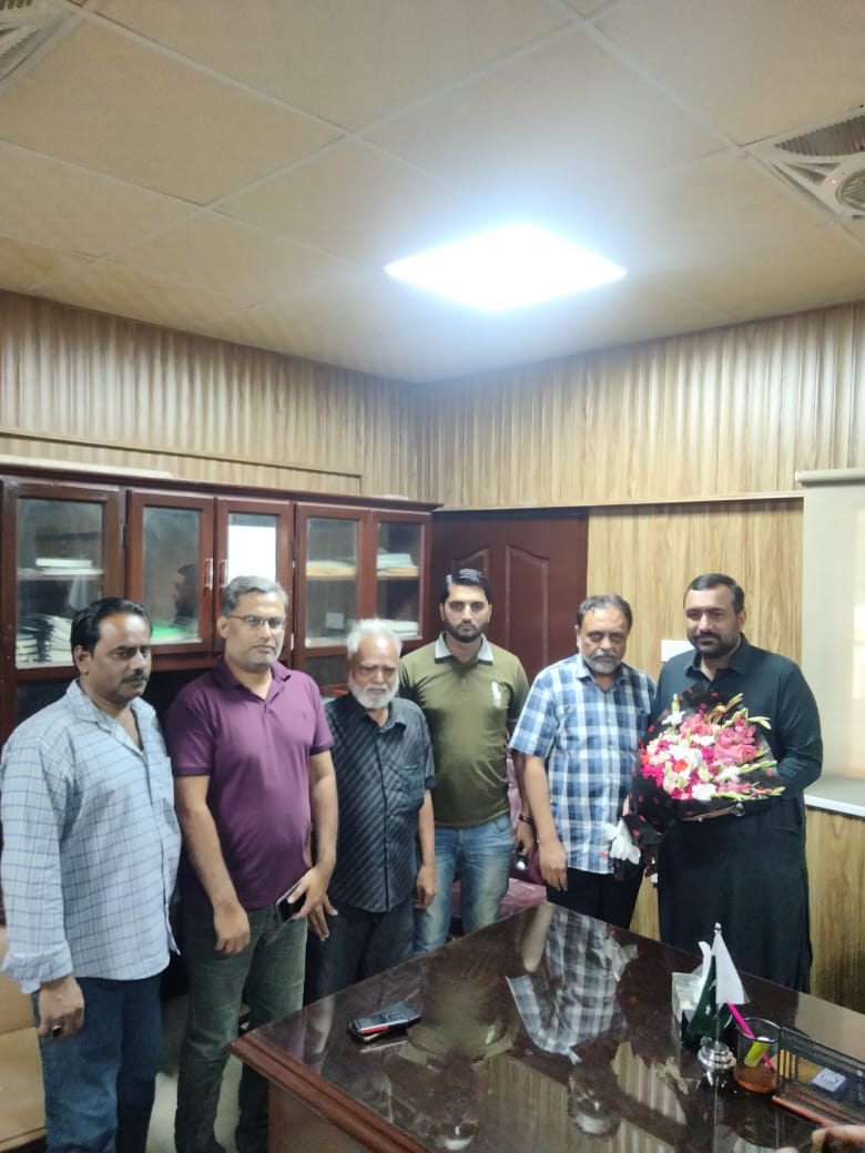 TmcChanesar's tweet photo. کراچی ایڑمن سوسائٹی آفس کے سیکرٹری آفس سوسائٹی مسڑ احمد علی اپنے آفس کے عملہ کے ساتھ چینسر ٹاؤن آفس میں ٹاؤن چیئرمین فرحان غنی کو مبارکباد دی. https://t.co/ot0oaF7jIy