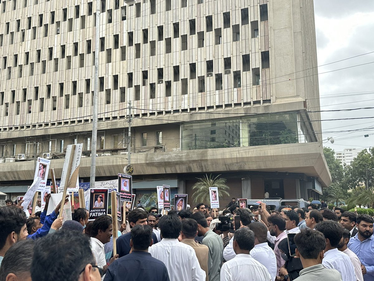 halar_arijo's tweet photo. Protest For Fatima at karachi press club 
#JusticeForFatimaFariro https://t.co/yxLeD26NbK