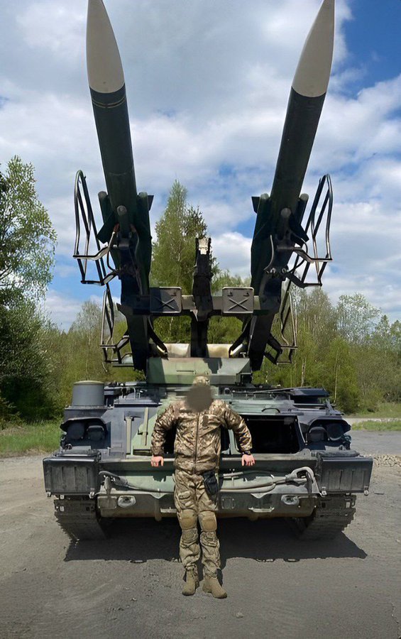 Bệ phóng tên lửa phòng không 2K12 Kub-M2 được Cộng hòa Séc bàn giao cho Ukraine.