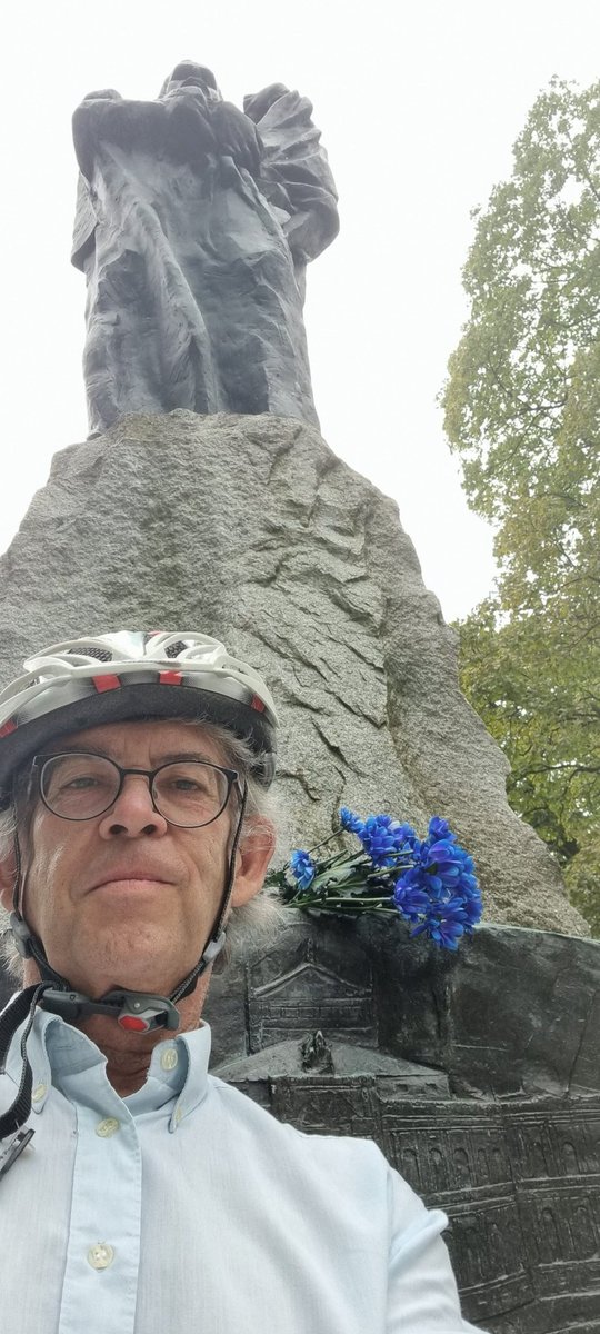 Heute 158. Geburtstag König Ludwig II - Der Ansturm der Königstreuen beim Denkmal nahe des Maximilianeums war überwältigend
(ich war allein mit ein paar Hunderln)