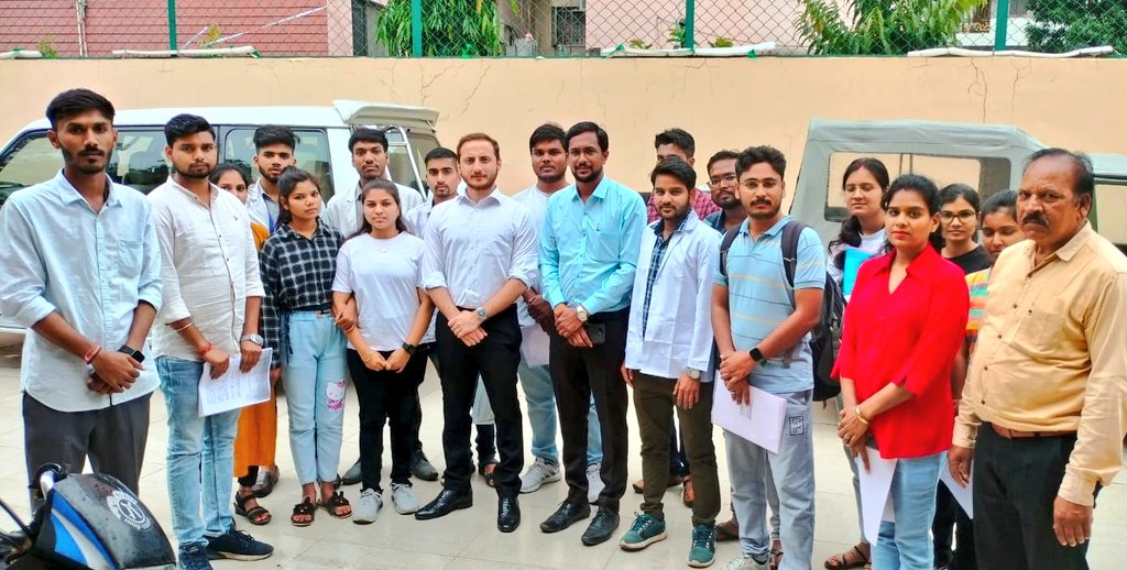 NSUI_Medical's tweet photo. आज जबलपुर में सब-इंजीनियर्स और नर्सिंग छात्र-छात्राओं के डेलिगेशन ने @nsui के नेतृत्व में अधिवक्ता श्री वरूण तंखा जी से मुलाकात कर धन्यवाद ज्ञापित किया ।

@varuntankha जी नर्सिंग के छात्र-छात्राओं एवं सब-इंजीनियर्स का मुकदमा निशुल्क लड़ेंगे ‌‌।।

@VTankha @VTripathiINC 
@NSUIMP https://t.co/j9kCatebEn