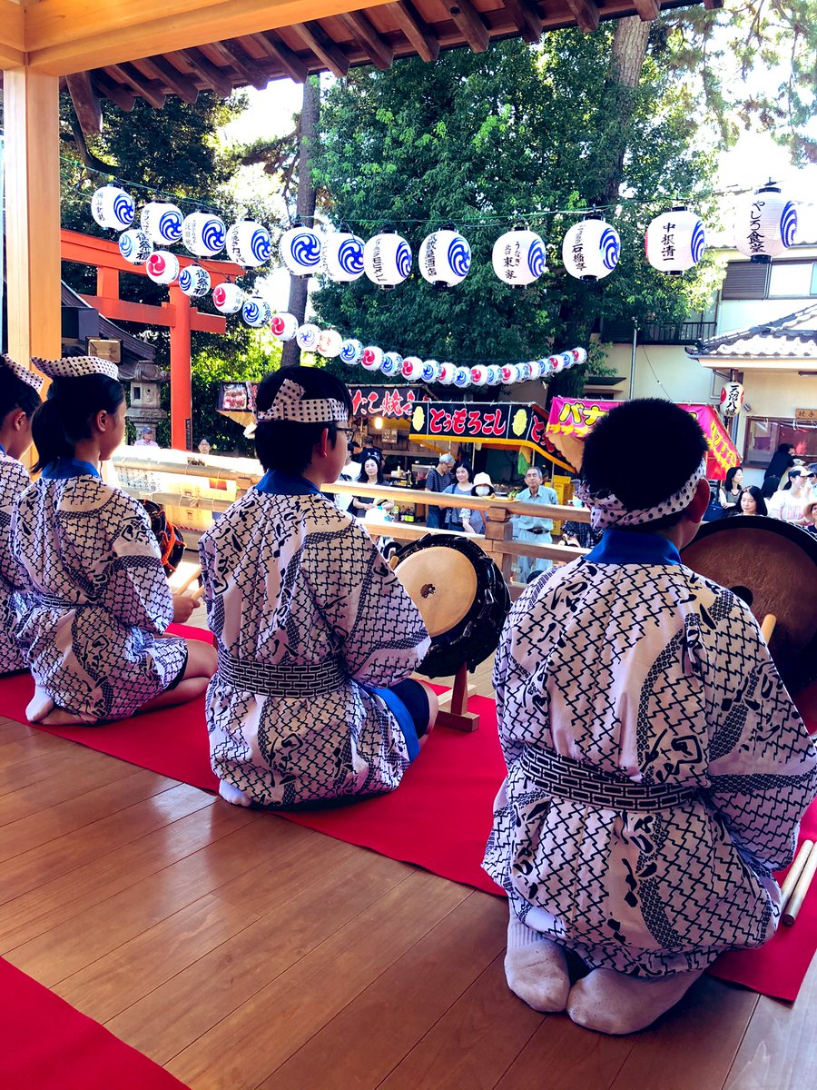tazae2's tweet photo. 東京・荻窪
天沼八幡神社の
例大祭

4年ぶりの賑わいです！

神楽殿にて
天沼子ども囃子を
奉納させていただきました。

よく出来ました！！

子ども神輿の
合同祓い神事の間は、
舞台で待機。

明日は
いよいよ宮神輿の
渡御とともに
車でお囃子いたします！

#お祭　#祭囃子 https://t.co/qiGAHcgzPE