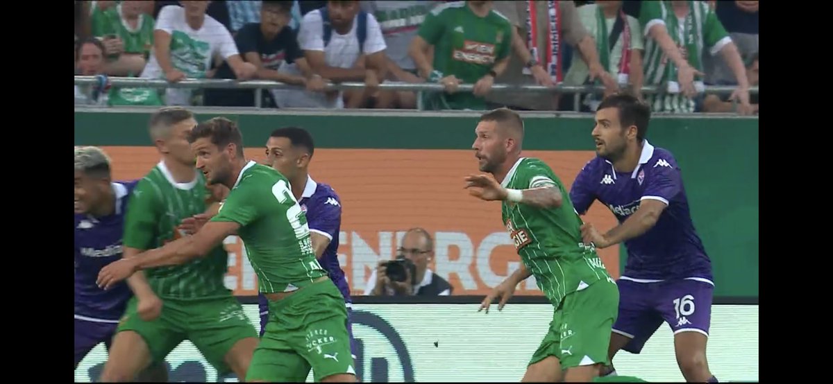 NJosephsson's tweet photo. Come è andata a finire si sa. Impossible si prendesse noi 💜#RapidViennaFiorentina #Fiorentina https://t.co/X3KcEmpTNP