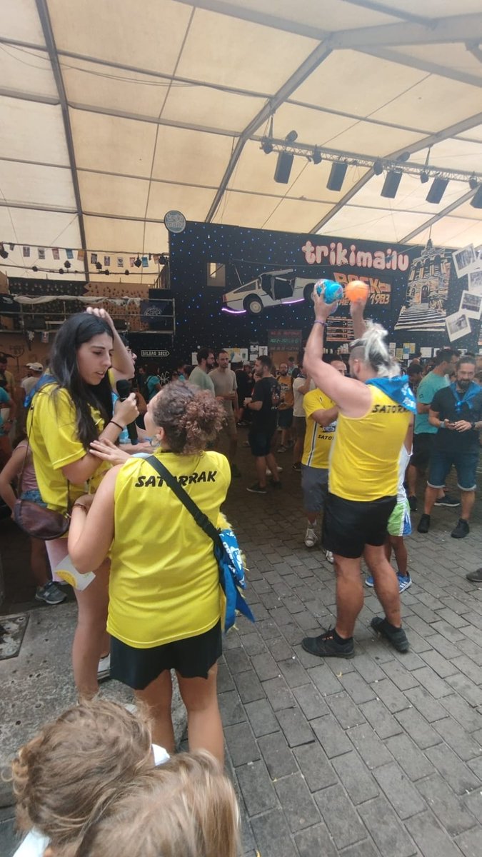 TrikimailuK's tweet photo. Atzoko eguna #kaialde23-n girotuta egon zen! Danzas de la mano de Aiko, tiros libres basket y conciertazo de @txapelpunk. Gora Marijaia!
@_satorrak_
#trikileaks #kaialde23 #ElkarlanUholdea #AsteNagusia23 #ErasorikEzAN https://t.co/CQQi3QUcL8