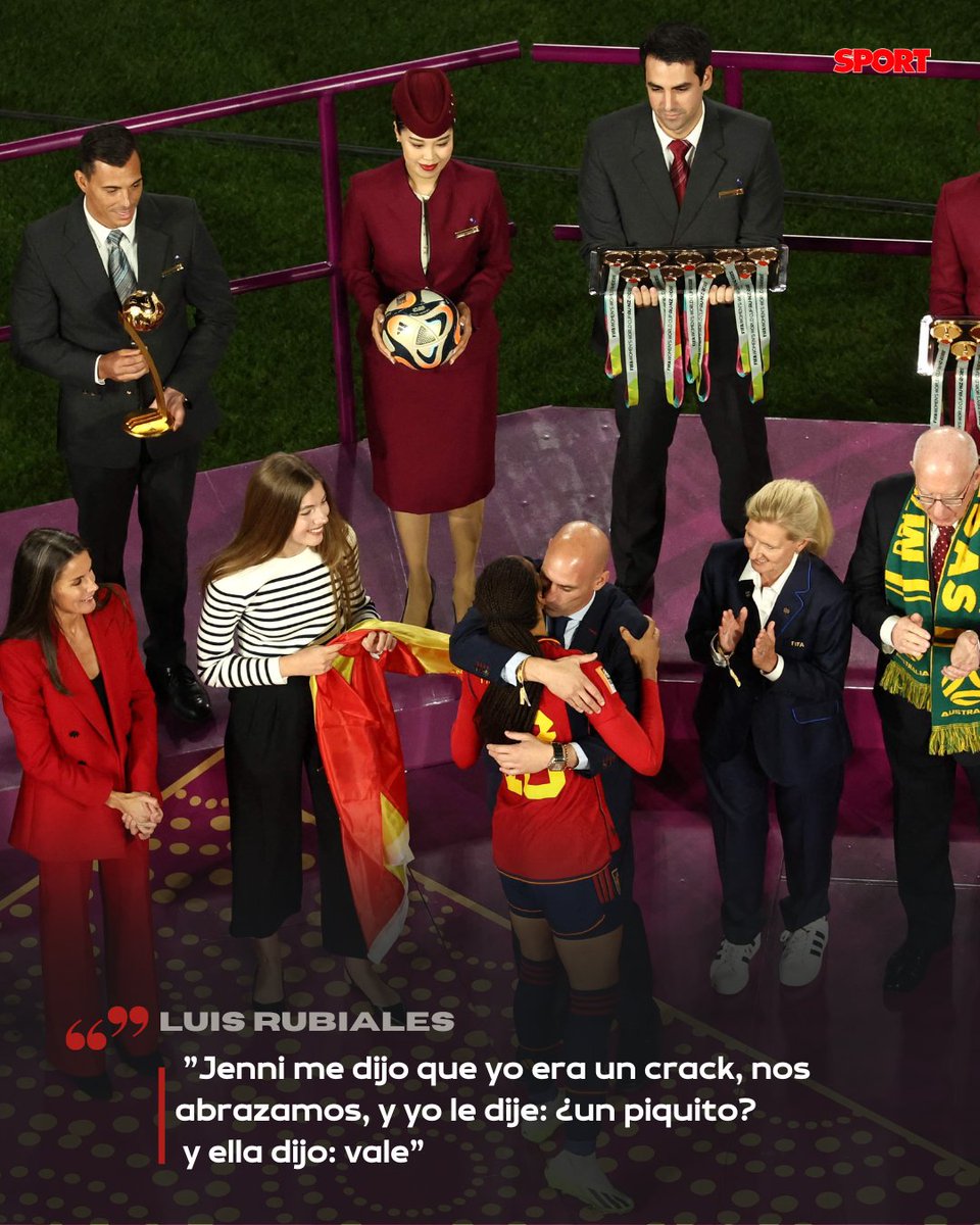 sport's tweet photo. 🚨🇪🇸  Así define Luis Rubiales el beso a Jennifer Hermoso en la celebración del Mundial: 

🔊 "Fue un beso espontáneo, mutuo, eufórico y consentido."

🔊 "Jenni me dijo que yo era un crack, nos abrazamos, y yo le dije: ¿un piquito? y ella dijo: vale".

https://t.co/Xc04IBA4HC https://t.co/Z9HPETgDZx
