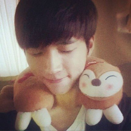 ifntssul's tweet photo. #횬사연애
이거 다소 여행갔다가 
여자친구목베개목에 두르고  폴라로이드로 찍어둔건데
헤어지고나서 짐정리하다 팔랑 하고 떨어질고같음 
근데뒤에 to. **
너가 안��아줘서 너닮은나무늘보랑 노는중
나무나무가 이런거 적혀있을거같음 https://t.co/R3FJ6fWghJ