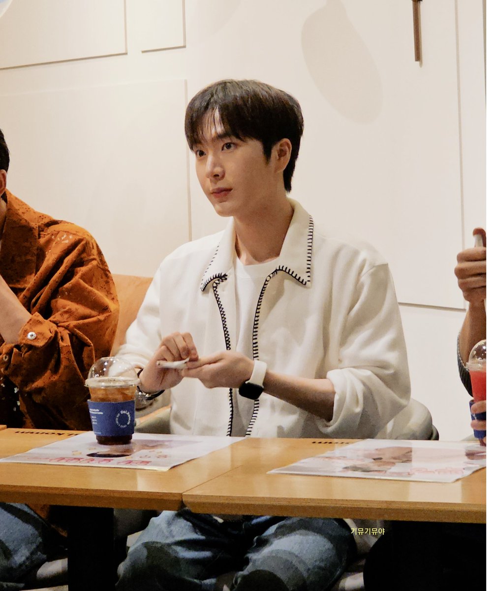 myuriya_'s tweet photo. 230825 달콤커피

단아한 박케빈이가 좋다...💛

#케빈 #박케빈 #KEVIN
#오메가엑스 #OMEGA_X https://t.co/DxULRN2enA